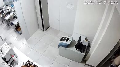 Kuriózní pokus o získání peněz z bankomatu v bance