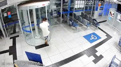 Kuriózní pokus o získání peněz z bankomatu v bance