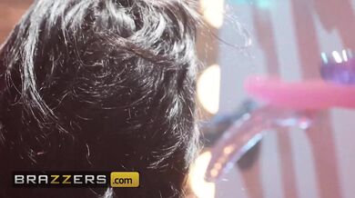 BRAZZERS - Nadia Jay šuká dilda na tajné párty, dokud nepřijde maskovaný muž a nedá jí to pravé