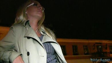 MILF blondýnka Jessy Tiger šuká s Public Agentem