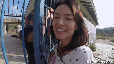 Franceska Jaimes si análně zašuká na opuštěném místě