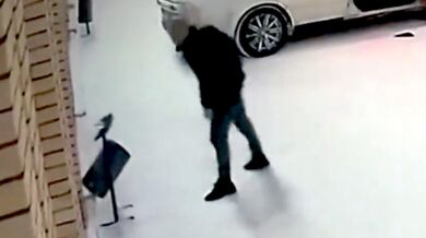 Vylévání si vzteku na odpadkovém koši