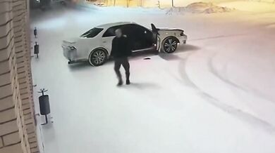 Vylévání si vzteku na odpadkovém koši