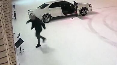 Vylévání si vzteku na odpadkovém koši