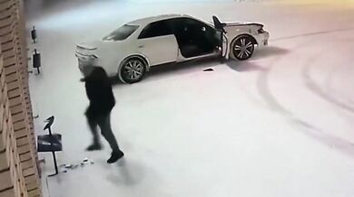 Vylévání si vzteku na odpadkovém koši