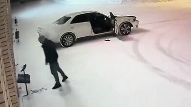 Vylévání si vzteku na odpadkovém koši