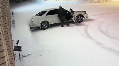 Vylévání si vzteku na odpadkovém koši