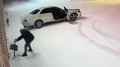 Vylévání si vzteku na odpadkovém koši