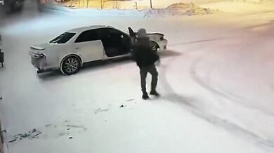 Vylévání si vzteku na odpadkovém koši