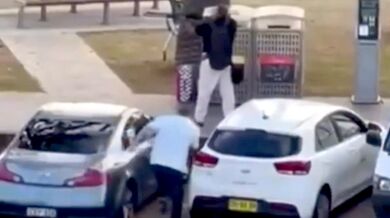 Odvážný kolemjdoucí zneškodnil ozbrojeného útočníka na Bondi Beach a stal se hrdinou