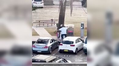 Odvážný kolemjdoucí zneškodnil ozbrojeného útočníka na Bondi Beach a stal se hrdinou