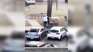 Odvážný kolemjdoucí zneškodnil ozbrojeného útočníka na Bondi Beach a stal se hrdinou
