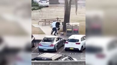 Odvážný kolemjdoucí zneškodnil ozbrojeného útočníka na Bondi Beach a stal se hrdinou