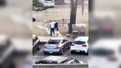 Odvážný kolemjdoucí zneškodnil ozbrojeného útočníka na Bondi Beach a stal se hrdinou