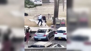 Odvážný kolemjdoucí zneškodnil ozbrojeného útočníka na Bondi Beach a stal se hrdinou