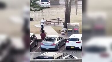 Odvážný kolemjdoucí zneškodnil ozbrojeného útočníka na Bondi Beach a stal se hrdinou