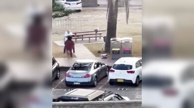 Odvážný kolemjdoucí zneškodnil ozbrojeného útočníka na Bondi Beach a stal se hrdinou