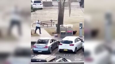 Odvážný kolemjdoucí zneškodnil ozbrojeného útočníka na Bondi Beach a stal se hrdinou