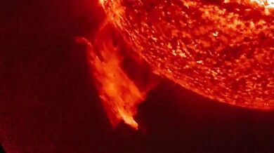 Slunce se během 24 hodin „odpoutalo“ od obří protuberance