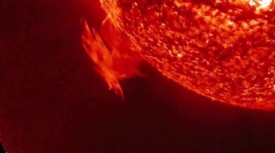 Slunce se během 24 hodin „odpoutalo“ od obří protuberance