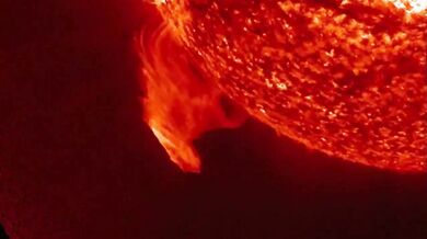 Slunce se během 24 hodin „odpoutalo“ od obří protuberance