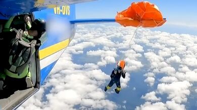 Parašutista v Austrálii visel ve výšce přibližně 4 500 metrů poté, co se mu padák zachytil o letadlo