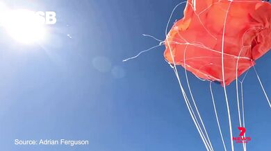Parašutista v Austrálii visel ve výšce přibližně 4 500 metrů poté, co se mu padák zachytil o letadlo