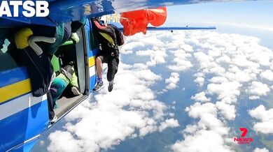 Parašutista v Austrálii visel ve výšce přibližně 4 500 metrů poté, co se mu padák zachytil o letadlo