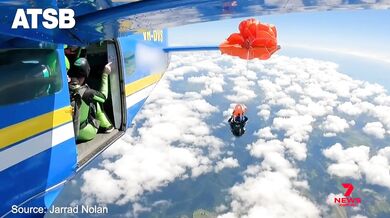 Parašutista v Austrálii visel ve výšce přibližně 4 500 metrů poté, co se mu padák zachytil o letadlo