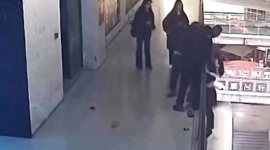 Rychlá reakce lidí zabránila tragédii v obchodním centru