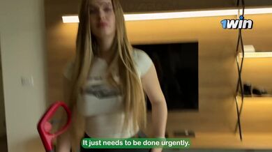 Tahle služebná udělá cokoli, aby si udržela práci!