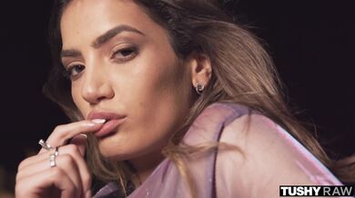 Tushy RAW - Análně hladová brunetka to má ráda ze zadku rovnou do pusy!