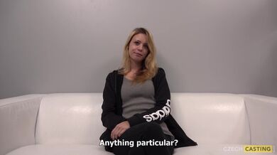 Sladká amatérská dívka se ukazuje nahá na castingu