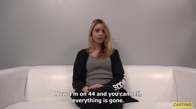 Sladká amatérská dívka se ukazuje nahá na castingu