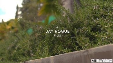 MILFY - Análně posedlá hospodyňka Lauren má chuť na velký černý penis