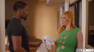 MILFY - Análně posedlá hospodyňka Lauren má chuť na velký černý penis