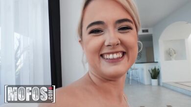 MOFOS - Nicole Nichols cucá kohouta jako lízátko a pak roztahuje nohy pro tvrdé ošukání