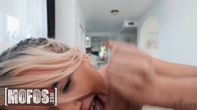 MOFOS - Nicole Nichols cucá kohouta jako lízátko a pak roztahuje nohy pro tvrdé ošukání