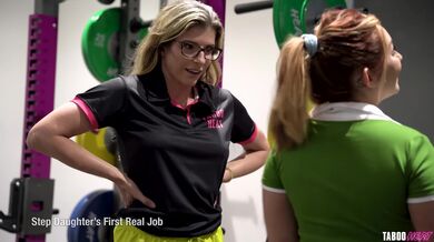 Prsatá baba Cory Chase si užívá BBC v posilovně