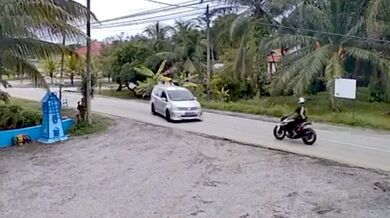 Motorkář po střetu s automobilem vyletěl do vzduchu