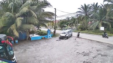 Motorkář po střetu s automobilem vyletěl do vzduchu