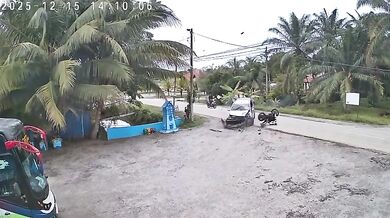 Motorkář po střetu s automobilem vyletěl do vzduchu