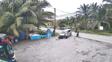 Motorkář po střetu s automobilem vyletěl do vzduchu