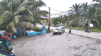 Motorkář po střetu s automobilem vyletěl do vzduchu