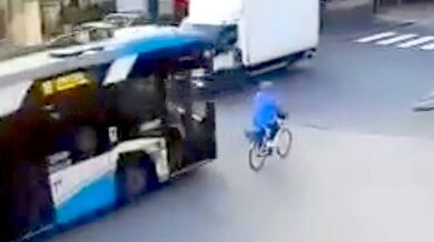 Autobus při předjíždění srazil seniorku na kole