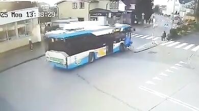 Autobus při předjíždění srazil seniorku na kole