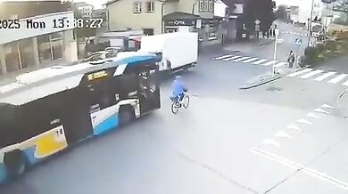 Autobus při předjíždění srazil seniorku na kole