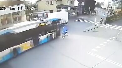 Autobus při předjíždění srazil seniorku na kole