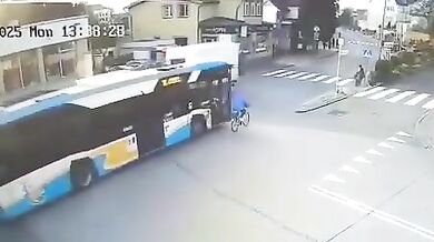 Autobus při předjíždění srazil seniorku na kole