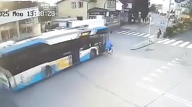 Autobus při předjíždění srazil seniorku na kole
